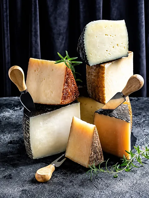 Manchego in stukken met een kaasmes