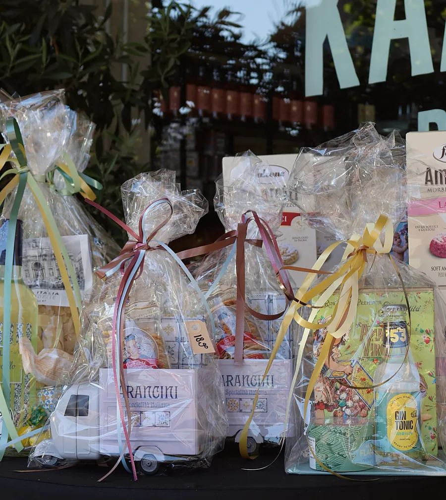 Cadeaupakketten met strikken voor het raam van de winkel