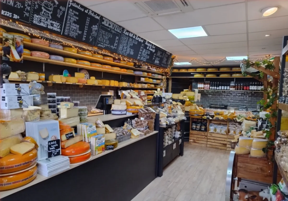 De winkel van binnen: kaaswanden, de toonbank en de krijtborden met de kazen erboven